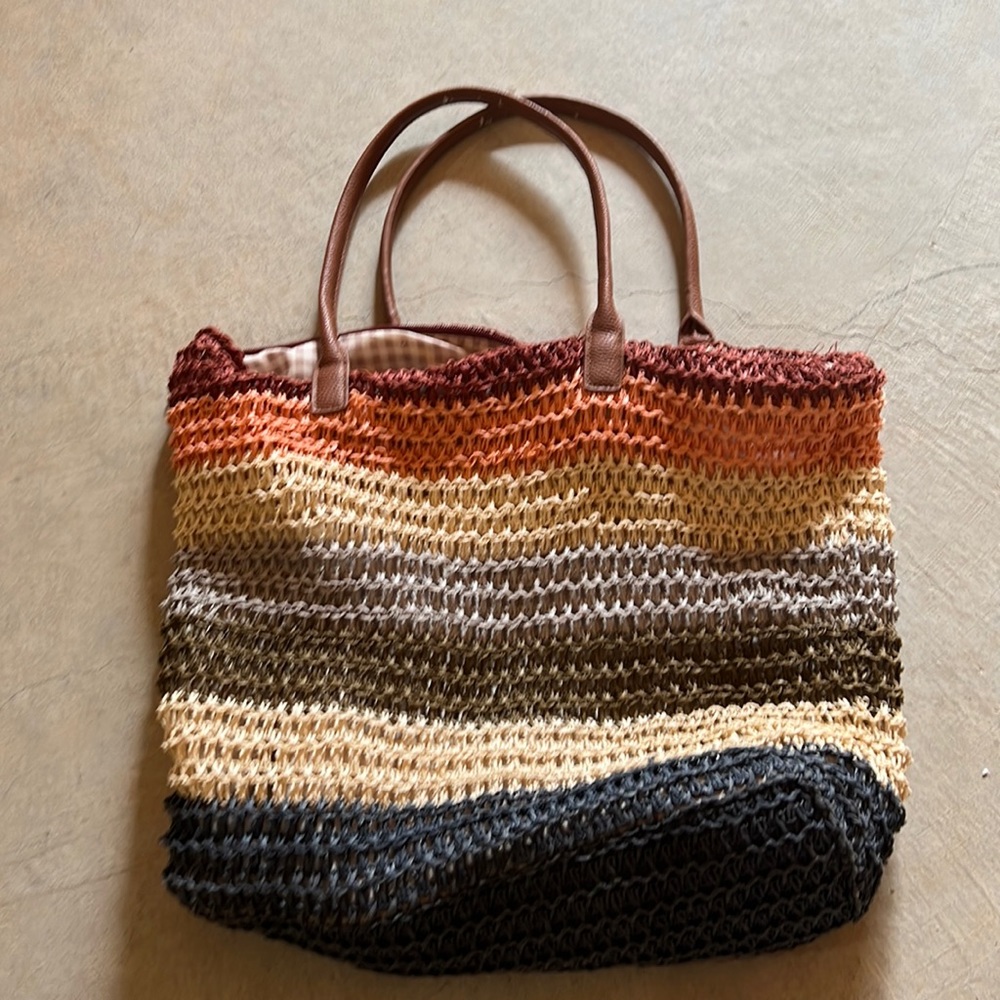 Medium sized tote bag.